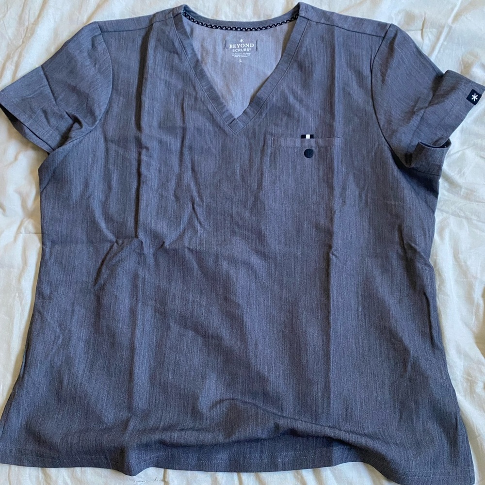 Scrub shirt wore once for a few hours. Still have the tags just not in item